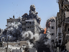 الاحتلال يغلق شارع الرشيد ويواصل قصفه لمختلف مناطق غزة