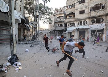 عشرات الشهداء والمصابين بغارات مكثّفة هاجمت 100 هدف وتراجُع عن وقف المساعدات