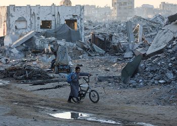 قصف مدفعي بدير البلح وخانيونس والاحتلال يشدد حصاره على غزة