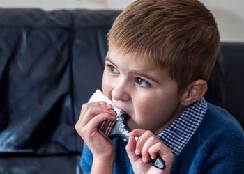 يأكل جدران غرفته.. عائلة تبحث عن منزل آمن لطفلهم “المدمر”