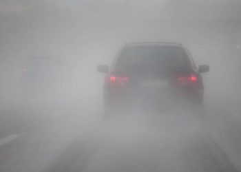 ضباب كثيف يلف بعض مناطق الاردن ويحد من مدى الرؤية على الطرق