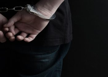 القبض على شخص سرق 5 ملايين درهم إماراتي من زوجته