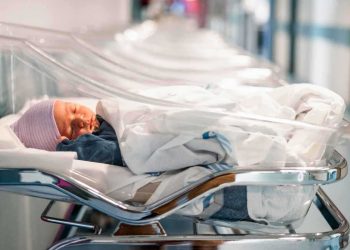 حل لغز تبديل طفلين بعد 35 عامًا في مستشفى نمساوي