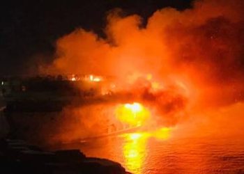 مصر.. النيران تلتهم مركبا يقل 220 سائحا على نهر النيل