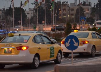 سائقو التكسي الاصفر يقدمون مغريات لجذب الركاب