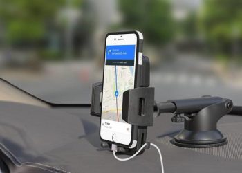 غرامة 50 دينارًا لاستخدام الهاتف باليد أثناء القيادة ولا مخالفة بوضعه على (التابلو)