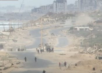 دبابات الاحتلال تغلق شارع الرشيد وتستهدف النازحين مباشرة بعد إعلان وقف إطلاق النار