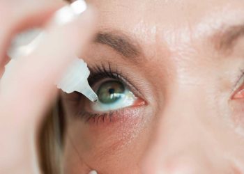 مشاكل عينيك قد لا تكون من الشاشات فقط… انتبه لنقص هذا المعدن!