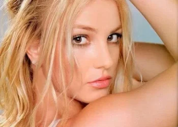 كانت تحمل سكينا أمام غرفة الأطفال.. طليق بريتني سبيرز يكشف تفاصيل صادمة