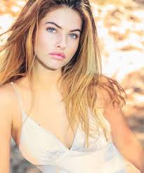 بيلا تجمع مليوني دولار من بيع صورها العارية