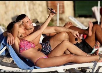 سوجدن تبدأ إجازة رومانسية في تركيا تُظهر صدرها