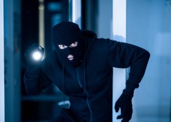 خطّط وسرق وكبّل نفسه… ناطور يخدع صاحب فيلا