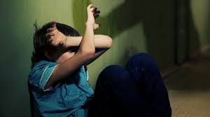 جرش .. رجل يعتدي على طفل بوحشية امام مدرسته