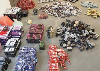 الجمارك تضبط كميات كبيرة من المواد المهربة والمنتهية الصلاحية