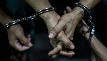 إلقاء القبض على مجموعة إجرامية امتهنت الاتجار بالبشر من خلال استغلال عاملات المنازل الهاربات