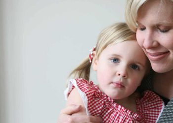 حب بلا انضباط.. التربية المتساهلة تهدد شخصية الأطفال ومستقبلهم