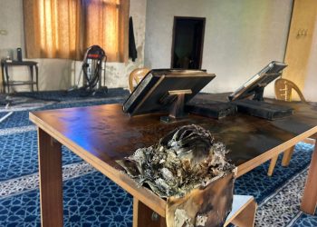 مستوطنون متطرفون يحرقون مسجدا في مدينة سلفيت شمالي الضفة الغربية المحتلة