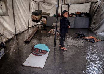 في خيام غزة الممزقة.. أمهات تبكي وأطفال ترتجف