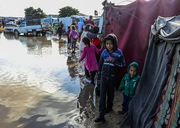 شهداء بخانيونس جنوبي قطاع غزة ونازحون بلا خيام في الشتاء