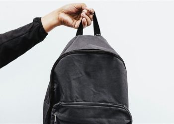 أم تتخلص من جثة رضيعتها برميها في الشارع داخل حقيبة مدرسية