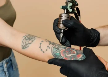 شاب أردني يعمل برسم (التاتو) يقع ضحية فتاة قاصر – فيديو