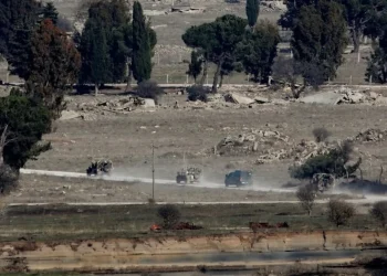 قوات إسرائيلية تمنع المارّة من العبور وترفع حواجز ترابية بالقنيطرة جنوبي سورية