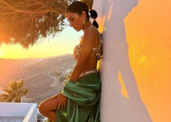 ثلاثينية تجني آلاف الدولارات يومياً من جمال يديها وقدميها (فيديو)