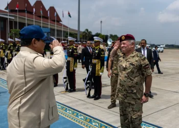 الملك والرئيس الإندونيسي يحضران مجريات تمرين عسكري مشترك للطائرات المسيرة