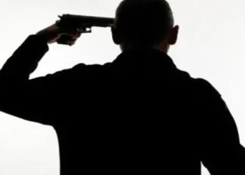 شاب في مخيم البقعة يطلق النار على نفسه