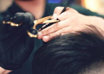 الحلاق الأردني يشكو الطفر.. ومطالبات برفع التسعيرة