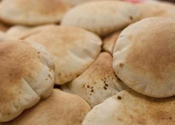 وزير الصناعة والتجارة يعلن تثبيت أسعار الخبز في الأردن