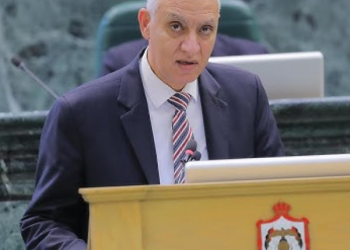 العموش يسأل الحكومة عن تصريحات المناصير بشأن ضغوط لتعيين أقارب مسؤولين