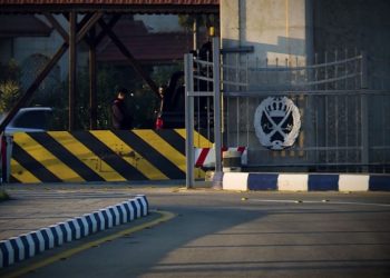 ضبط شخص طلب مبلغاً مالياً من سائح بالعقبة