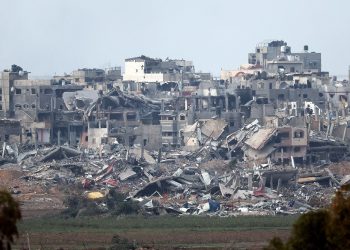 الاحتلال ينسف منازل في حي الزيتون ويشن غارات على خان يونس