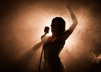 فنانة مصرية تخلع حجابها بعد 12 عاما من ارتدائه