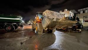 وزير سابق يستخدم آليات بلدية إربد الكبرى لهدم منزل العائلة