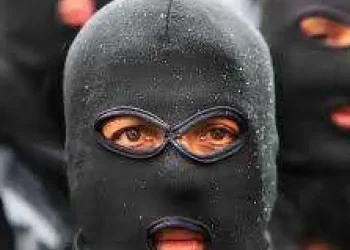 والد طفل يروي تفاصيل اعتداء ملثمين على نجله أمام مدرسة في الزرقاء