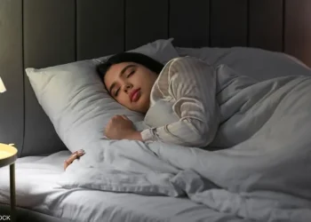 طبيب يكشف تأثير برودة الشتاء على نوم