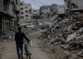 غزة تحت النار.. غارات ونسف منازل واستشهاد نازحين