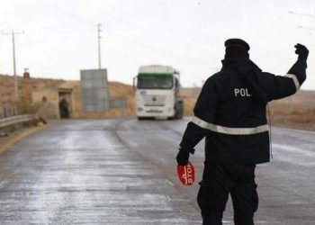 الدوريات الخارجية تضبط مركبة تحمل 22 راكبًا إضافيًا في وادي عربة