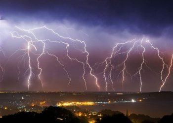 الأرصاد تحذر المواطنين من العواصف الرعدية