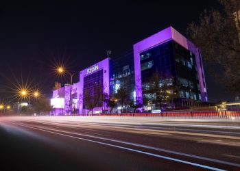 زين تُضيء مبانيها باللون البنفسجي احتفاءً باليوم العالمي للأشخاص ذوي الإعاقة