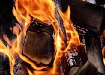 وفاة شخص من جنسية عربية جرّاء استنشاق أدخنة حطب داخل منزل