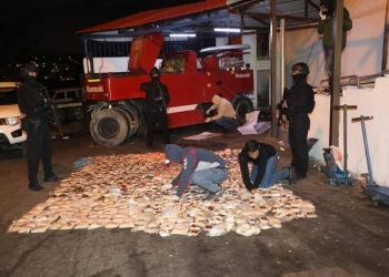 مداهمات متزامنة تحبط مخطط عصابة تهريب المخدرات وتطيح بهم جميعاً