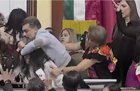 نائبات يشددن شعر بعضهن ويتبادلن اللكمات في البرلمان المكسيكي