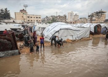 المنخفض الجوي يفاقم معاناة عشرات آلاف النازحين في غزة