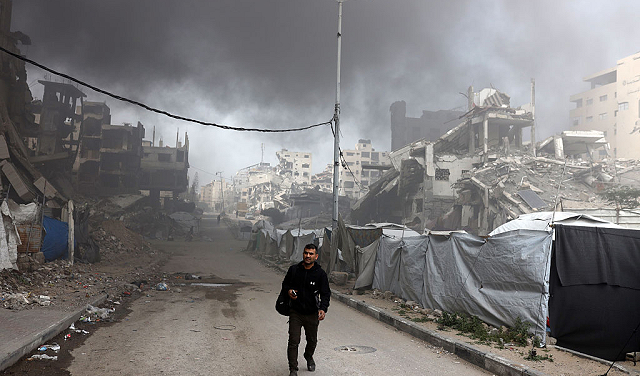 غارات ونسف مبانٍ وإصابات بنيران الاحتلال في عدة مناطق بقطاع غزة