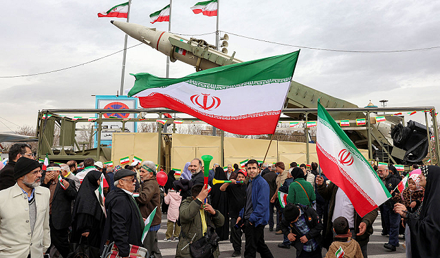 خامنئي لترامب.. إيران قادرة على إغراق حاملة الطائرات الأميركية