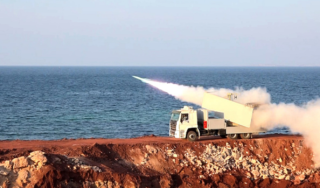 إيران تعلن إطلاق صواريخ ومناورات مع روسيا وواشنطن تعزز قواتها