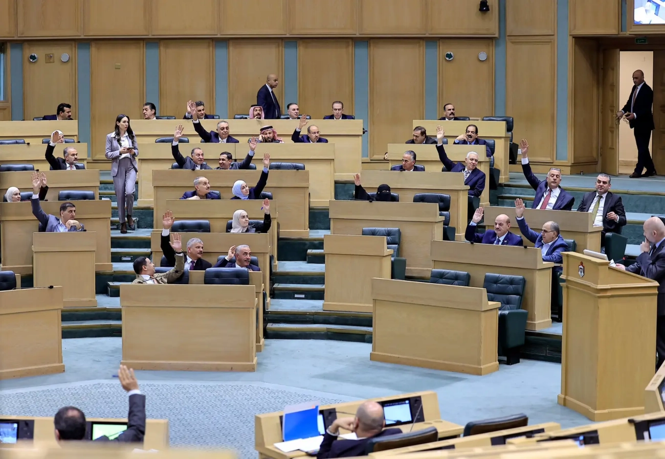 الشارع الأردني يغلي ويترقب معركة دستورية